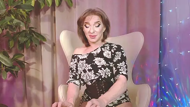 Snapshot of julia_renard chatting on December 12, 11:03 pm julia renard online show from December 12, 11:03 pm