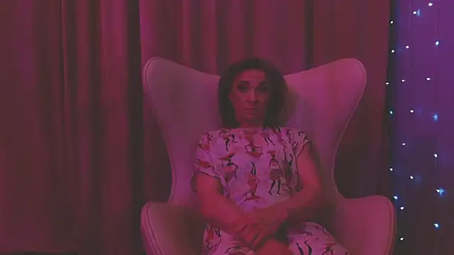 Snapshot of julia_renard chatting on February 2, 12:40 am julia renard online show from February 2, 12:40 am