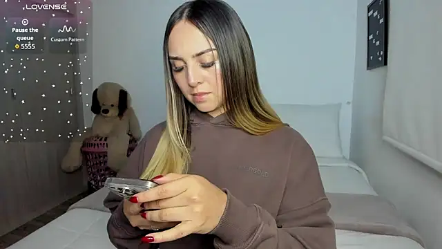 sophi mooreno online show from August 6, 1:18 am