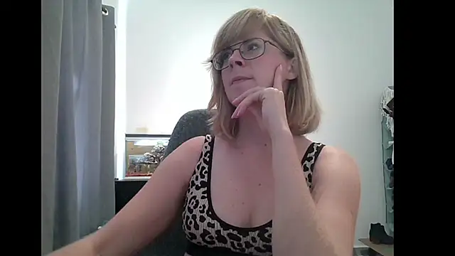 Snapshot of SavannaGirly chatting on February 11, 6:11 pm SavannaGirly online show from February 11, 6:11 pm