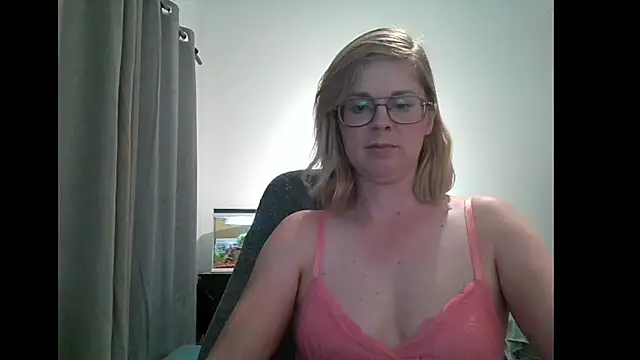Snapshot of SavannaGirly chatting on February 23, 3:08 pm SavannaGirly online show from February 23, 3:08 pm