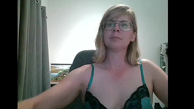 Snapshot of SavannaGirly chatting on March 6, 8:05 pm SavannaGirly online show from March 6, 8:05 pm