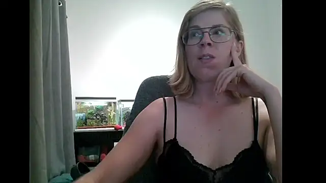 Snapshot of SavannaGirly chatting on March 14, 5:02 pm SavannaGirly online show from March 14, 5:02 pm