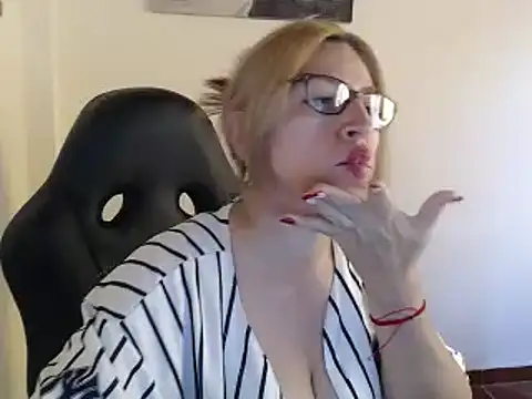 Snapshot of Chayla_Ruiz chatting on December 13, 3:43 pm Chayla Ruiz online show from December 13, 3:43 pm