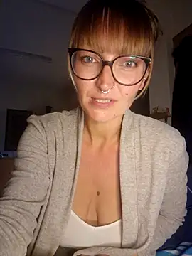 MissMialicious online show from March 4, 8:05 pm