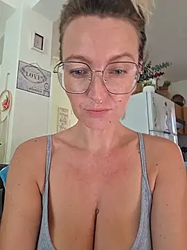 Snapshot of MissMialicious chatting on July 25, 7:28 am MissMialicious online show from July 25, 7:28 am