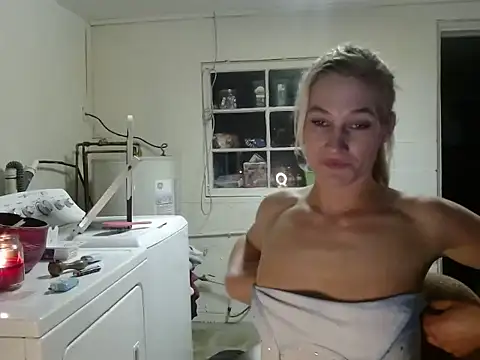 Snapshot of missymilf chatting on January 31, 11:13 pm missymilf online show from January 31, 11:13 pm