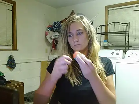 Snapshot of missymilf chatting on October 9, 3:15 am missymilf online show from October 9, 3:15 am