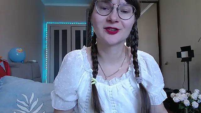 KiraGoldens online show from September 21, 6:04 am