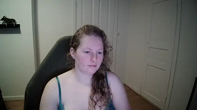 Snapshot of Girlnina-1995 chatting on December 3, 10:17 am Girlnina-1995 online show from December 3, 10:17 am