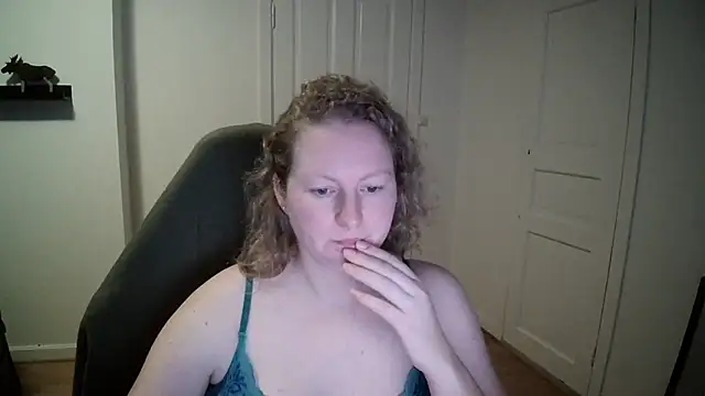 Snapshot of Girlnina-1995 chatting on December 3, 1:21 pm Girlnina-1995 online show from December 3, 1:21 pm