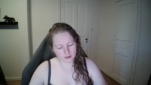 Snapshot of Girlnina-1995 chatting on December 12, 9:30 am Girlnina-1995 online show from December 12, 9:30 am