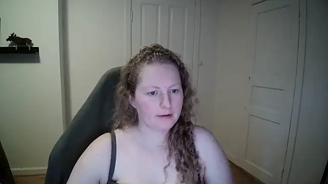 Snapshot of Girlnina-1995 chatting on December 12, 12:33 pm Girlnina-1995 online show from December 12, 12:33 pm