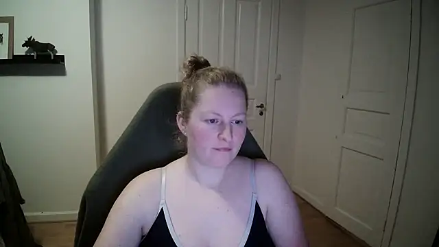 Snapshot of Girlnina-1995 chatting on December 17, 7:37 pm Girlnina-1995 online show from December 17, 7:37 pm