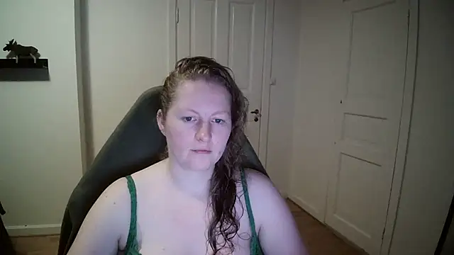 Snapshot of Girlnina-1995 chatting on December 19, 2:35 pm Girlnina-1995 online show from December 19, 2:35 pm