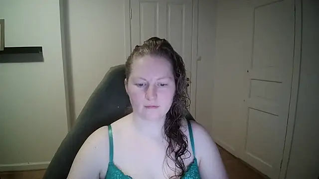 Snapshot of Girlnina-1995 chatting on January 21, 8:52 am Girlnina-1995 online show from January 21, 8:52 am