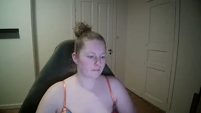 Snapshot of Girlnina-1995 chatting on January 22, 4:02 pm Girlnina-1995 online show from January 22, 4:02 pm