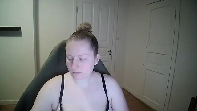 Snapshot of Girlnina-1995 chatting on January 23, 10:32 am Girlnina-1995 online show from January 23, 10:32 am