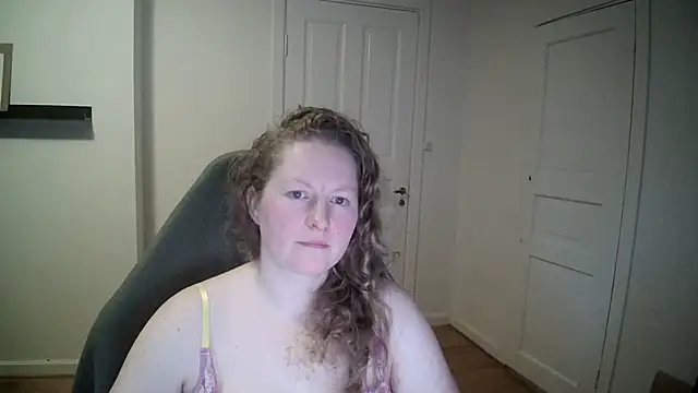 Snapshot of Girlnina-1995 chatting on February 3, 9:19 am Girlnina-1995 online show from February 3, 9:19 am