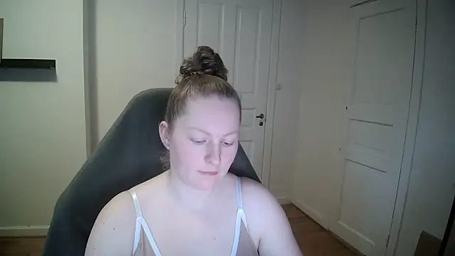 Snapshot of Girlnina-1995 chatting on February 5, 10:41 am Girlnina-1995 online show from February 5, 10:41 am