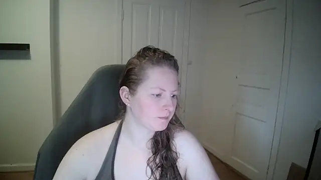 Snapshot of Girlnina-1995 chatting on February 11, 11:21 am Girlnina-1995 online show from February 11, 11:21 am
