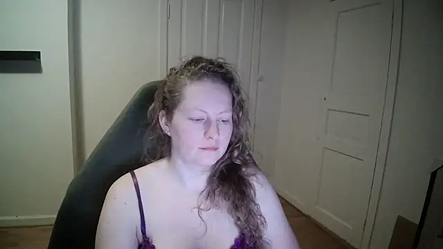 Snapshot of Girlnina-1995 chatting on February 20, 7:52 pm Girlnina-1995 online show from February 20, 7:52 pm