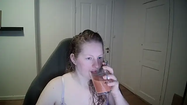 Snapshot of Girlnina-1995 chatting on February 27, 9:43 am Girlnina-1995 online show from February 27, 9:43 am