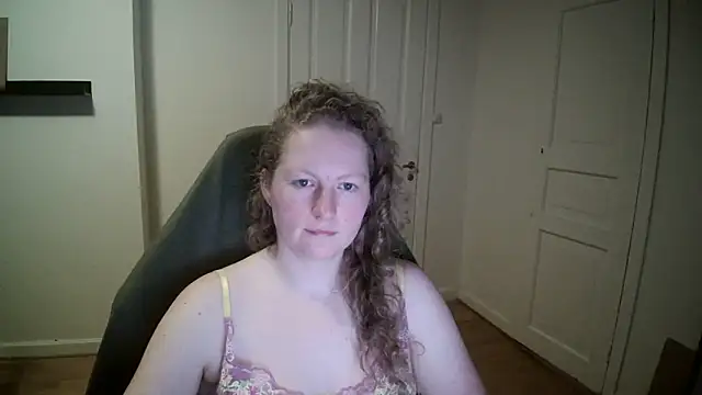 Snapshot of Girlnina-1995 chatting on March 5, 9:04 pm Girlnina-1995 online show from March 5, 9:04 pm
