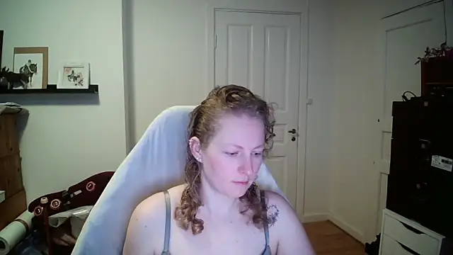 Snapshot of Girlnina-1995 chatting on February 13, 9:05 am Girlnina-1995 online show from February 13, 9:05 am