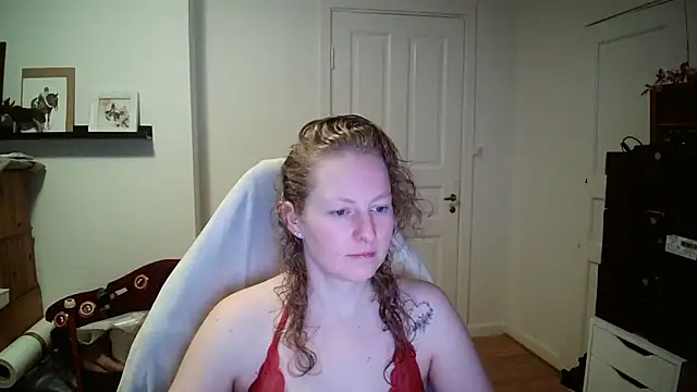 Snapshot of Girlnina-1995 chatting on February 17, 7:27 am Girlnina-1995 online show from February 17, 7:27 am