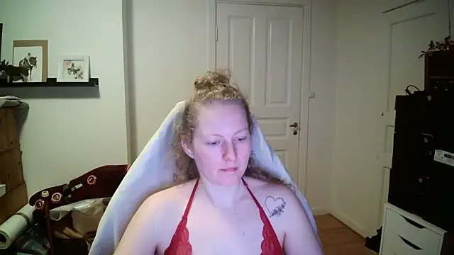 Snapshot of Girlnina-1995 chatting on February 17, 7:31 pm Girlnina-1995 online show from February 17, 7:31 pm