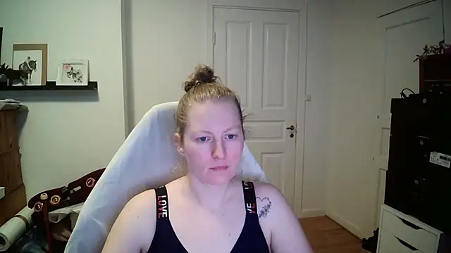 Snapshot of Girlnina-1995 chatting on February 20, 9:43 am Girlnina-1995 online show from February 20, 9:43 am