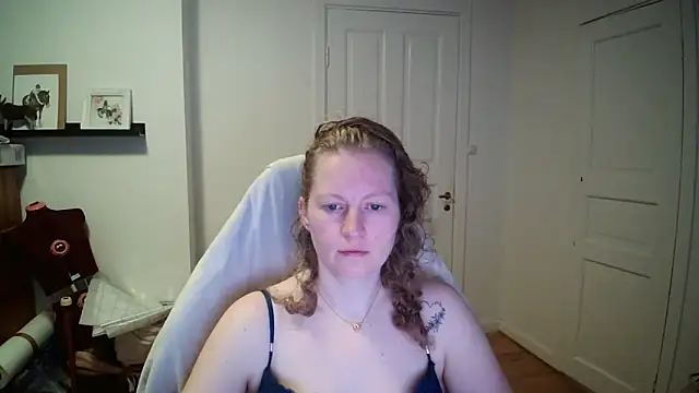 Snapshot of Girlnina-1995 chatting on March 4, 8:42 am Girlnina-1995 online show from March 4, 8:42 am