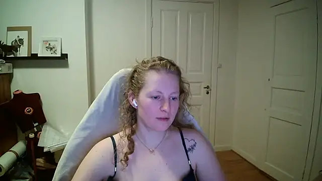 Snapshot of Girlnina-1995 chatting on March 4, 8:48 pm Girlnina-1995 online show from March 4, 8:48 pm