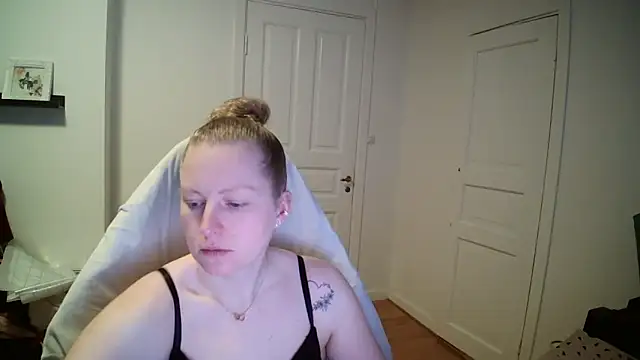 Snapshot of Girlnina-1995 chatting on March 5, 9:27 am Girlnina-1995 online show from March 5, 9:27 am