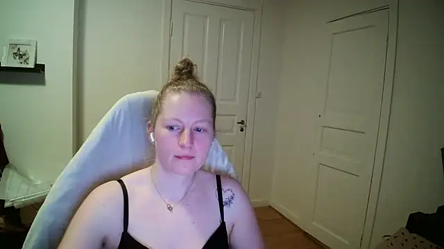 Snapshot of Girlnina-1995 chatting on March 5, 9:33 pm Girlnina-1995 online show from March 5, 9:33 pm