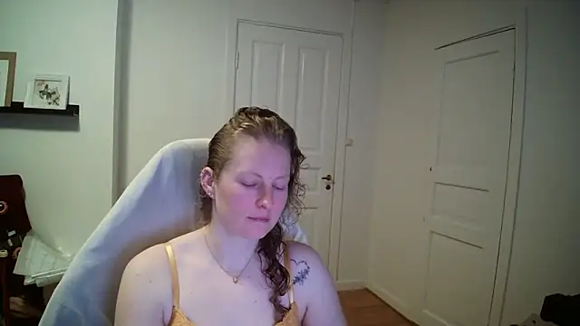 Snapshot of Girlnina-1995 chatting on March 9, 7:56 am Girlnina-1995 online show from March 9, 7:56 am