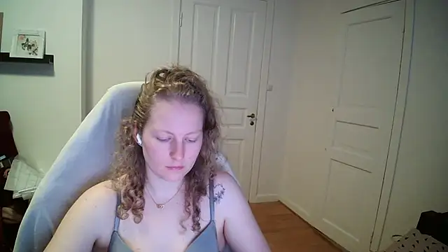 Snapshot of Girlnina-1995 chatting on March 10, 9:14 am Girlnina-1995 online show from March 10, 9:14 am