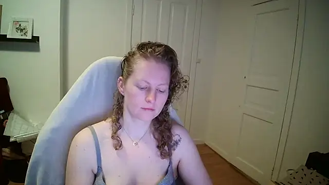 Snapshot of Girlnina-1995 chatting on March 11, 9:37 am Girlnina-1995 online show from March 11, 9:37 am