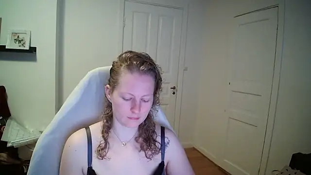 Snapshot of Girlnina-1995 chatting on March 12, 9:59 am Girlnina-1995 online show from March 12, 9:59 am