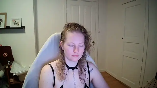 Snapshot of Girlnina-1995 chatting on March 16, 6:28 am Girlnina-1995 online show from March 16, 6:28 am