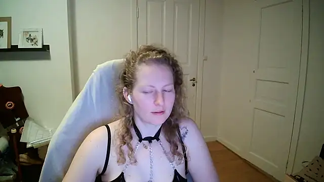 Snapshot of Girlnina-1995 chatting on March 16, 6:34 pm Girlnina-1995 online show from March 16, 6:34 pm