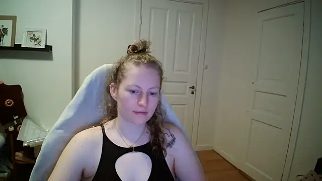 Snapshot of Girlnina-1995 chatting on March 17, 6:39 am Girlnina-1995 online show from March 17, 6:39 am