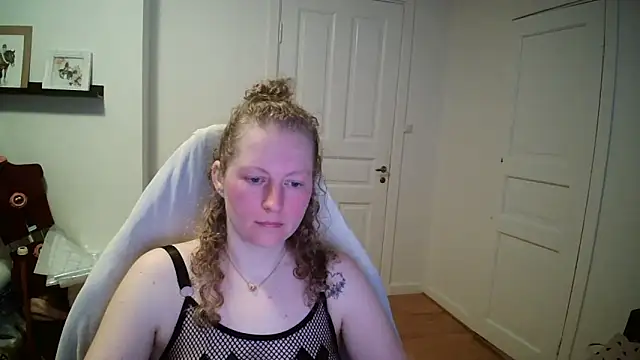 Snapshot of Girlnina-1995 chatting on March 18, 8:39 am Girlnina-1995 online show from March 18, 8:39 am