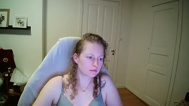 Snapshot of Girlnina-1995 chatting on March 18, 8:45 pm Girlnina-1995 online show from March 18, 8:45 pm