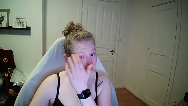 Snapshot of Girlnina-1995 chatting on March 20, 6:29 am Girlnina-1995 online show from March 20, 6:29 am