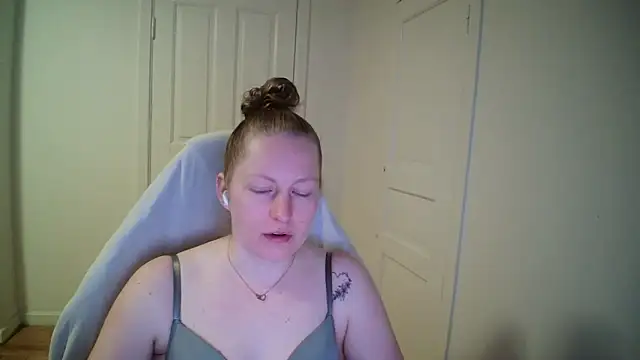 Snapshot of Girlnina-1995 chatting on March 30, 7:31 am Girlnina-1995 online show from March 30, 7:31 am