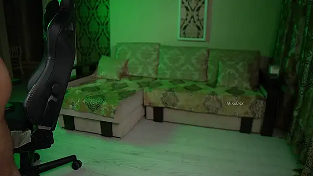 Snapshot of mike0xx chatting on November 30, 11:14 am mike0xx online show from November 30, 11:14 am