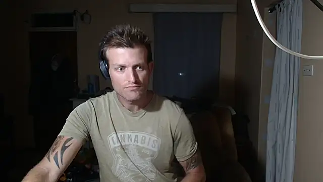 Snapshot of the-billy-blue chatting on August 7, 11:40 pm the-billy-blue online show from August 7, 11:40 pm