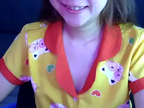 Snapshot of Bee_2k chatting on September 28, 4:40 am Bee 2k online show from September 28, 4:40 am